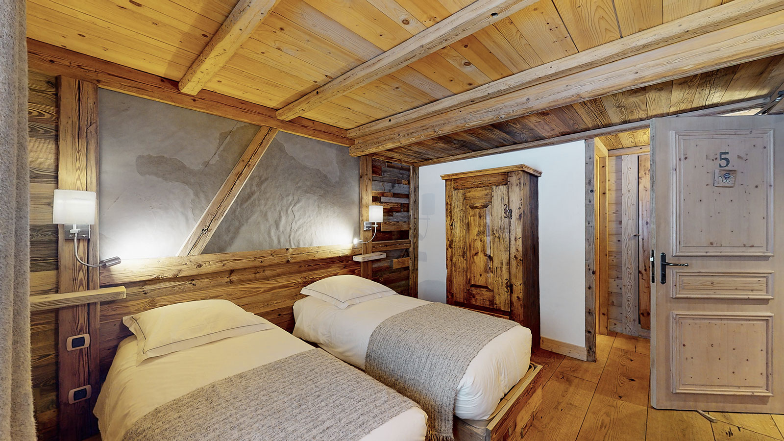 Bedroom 5 at Chalet La Marsa — comfortable double room with private bathroom
