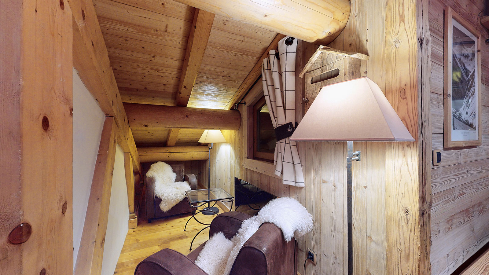 Library and reading area at Chalet La Marsa, a cosy corner with armchairs and books