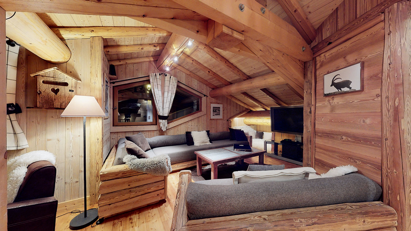 Cinema and TV room at Chalet La Marsa, flat screen in a comfortable setting