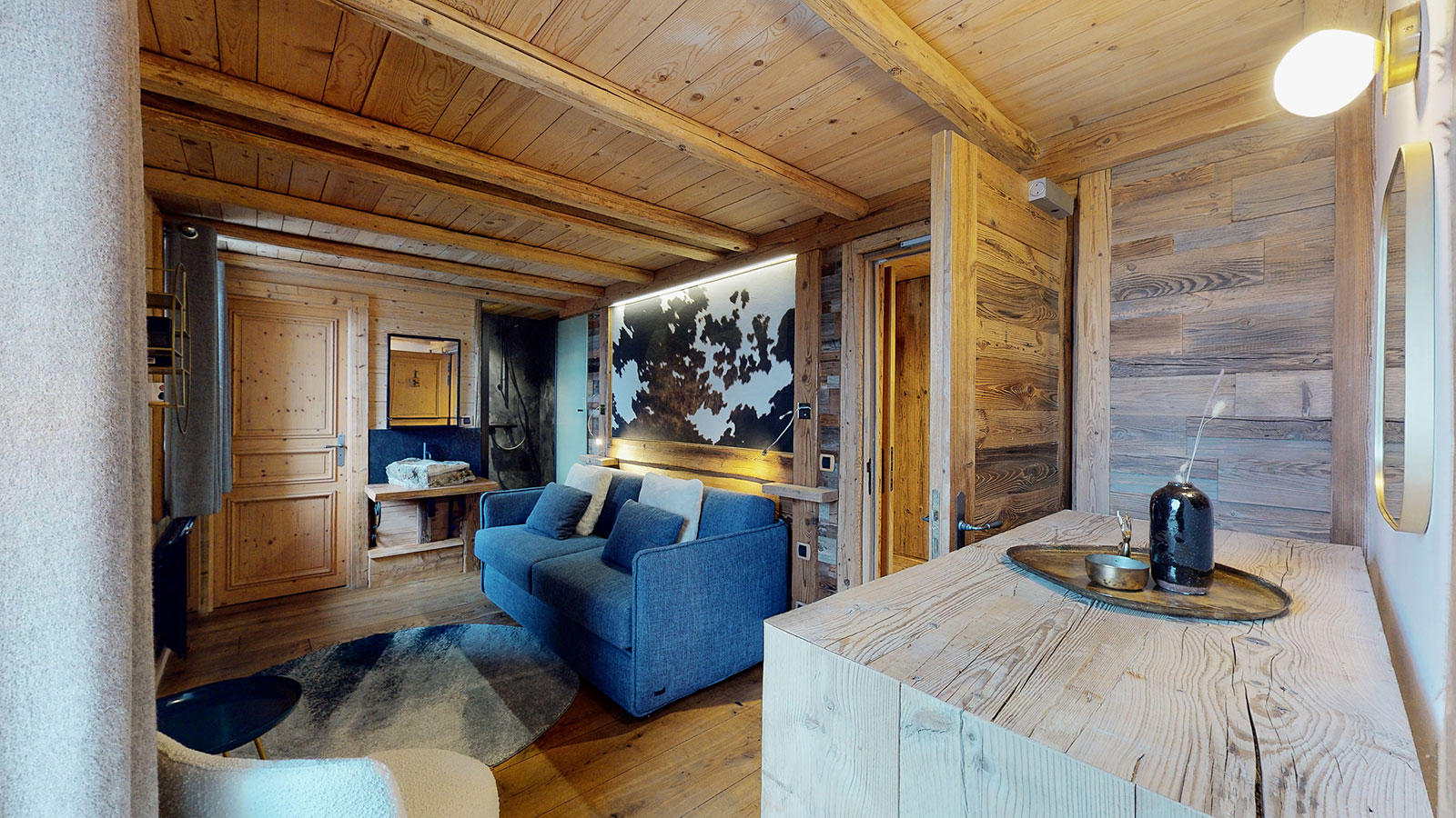 Ground-floor suite at Chalet La Marsa — private sitting area with sofa and reading corner, can be split into 2 bedrooms