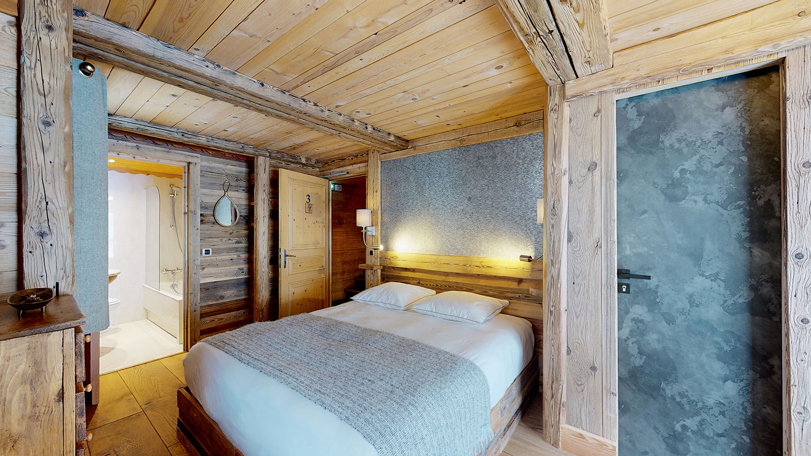Bright bedroom on floor 1 at Chalet La Marsa, with king-size bed and mountain view