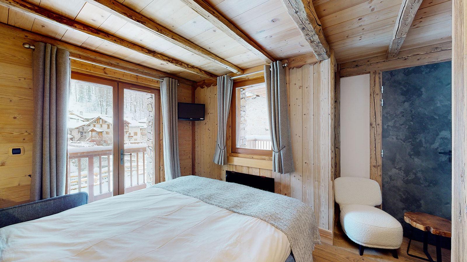 Reading corner in a bedroom on floor 1 at Chalet La Marsa, cosy welcoming decor